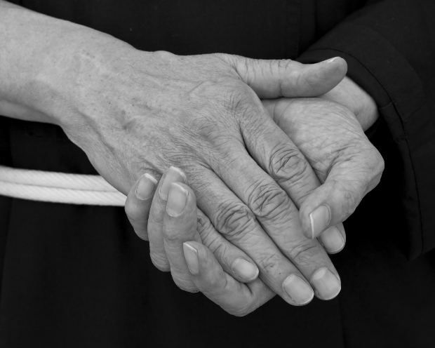 Você acorda com as mãos duras e doloridas?