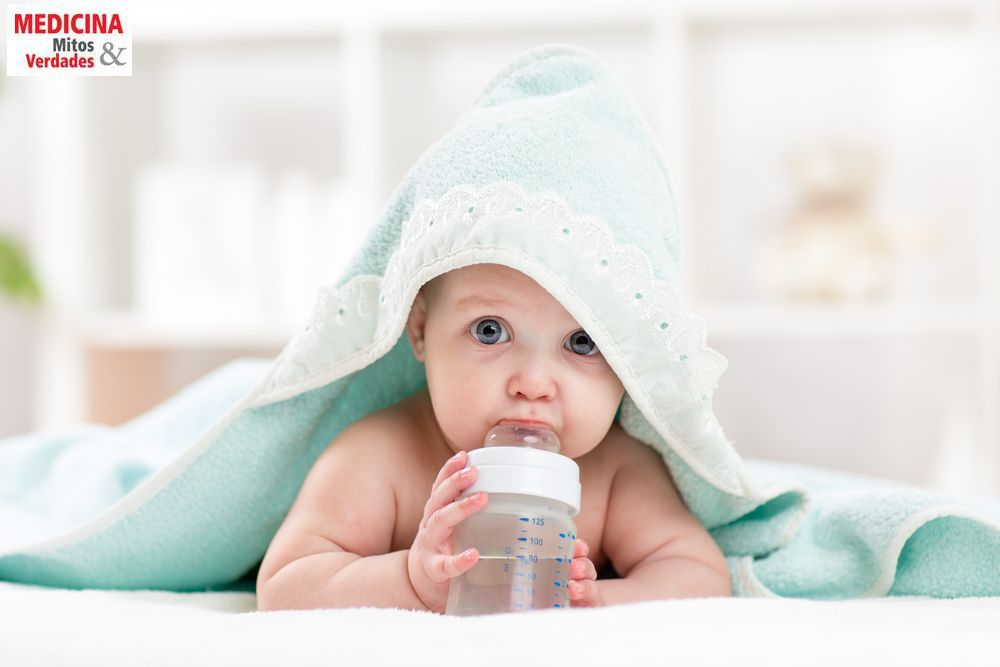 Bebês amamentados no seio devem beber água?