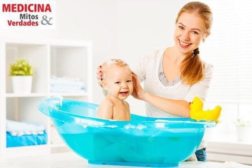 Os cuidados no banho do bebê: da temperatura da água ao uso correto dos produtos